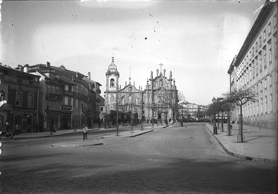 File:Academie et eglises do Carmo (Porto).jpg