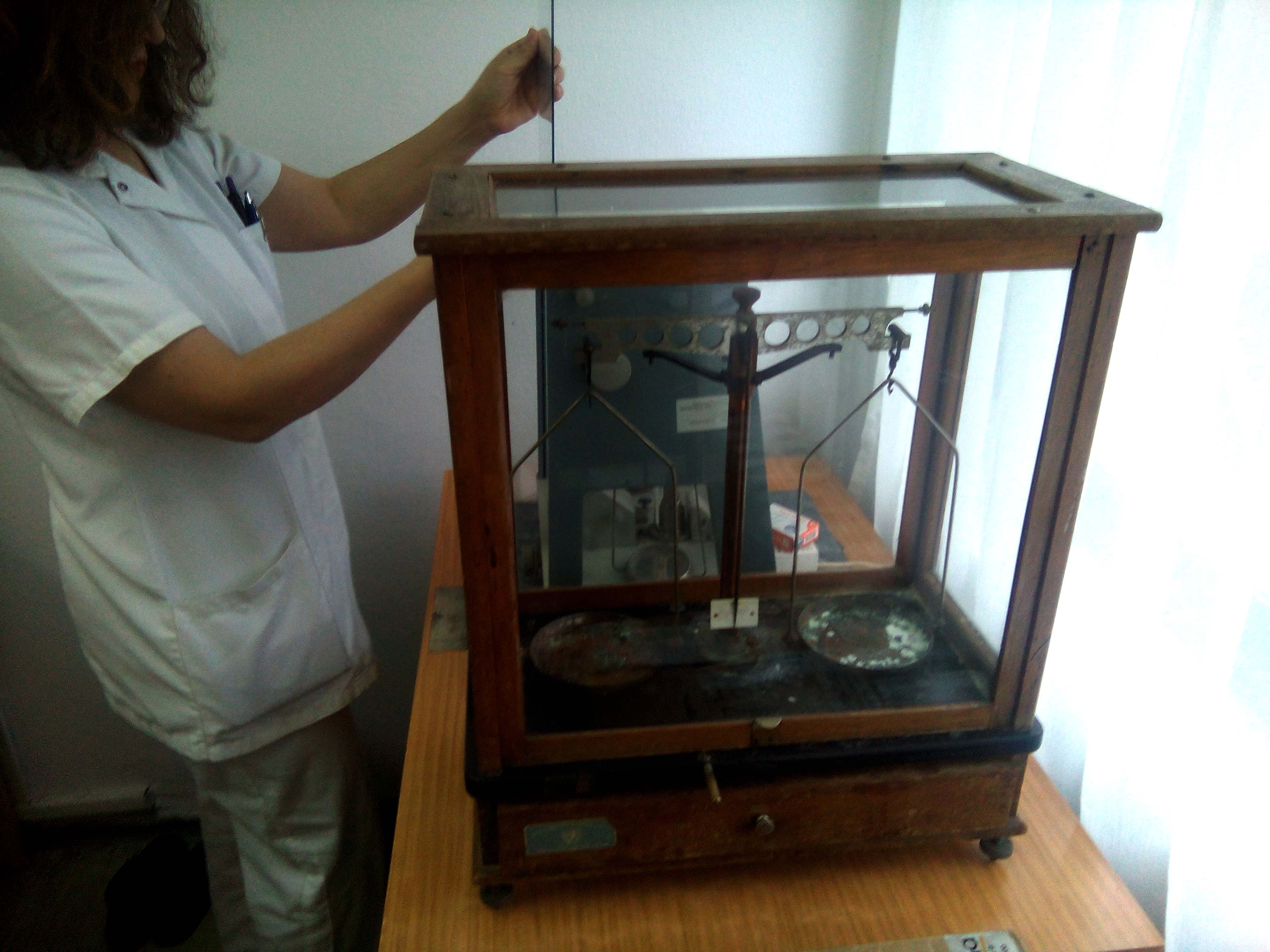 Analytical balance - Wikipedia