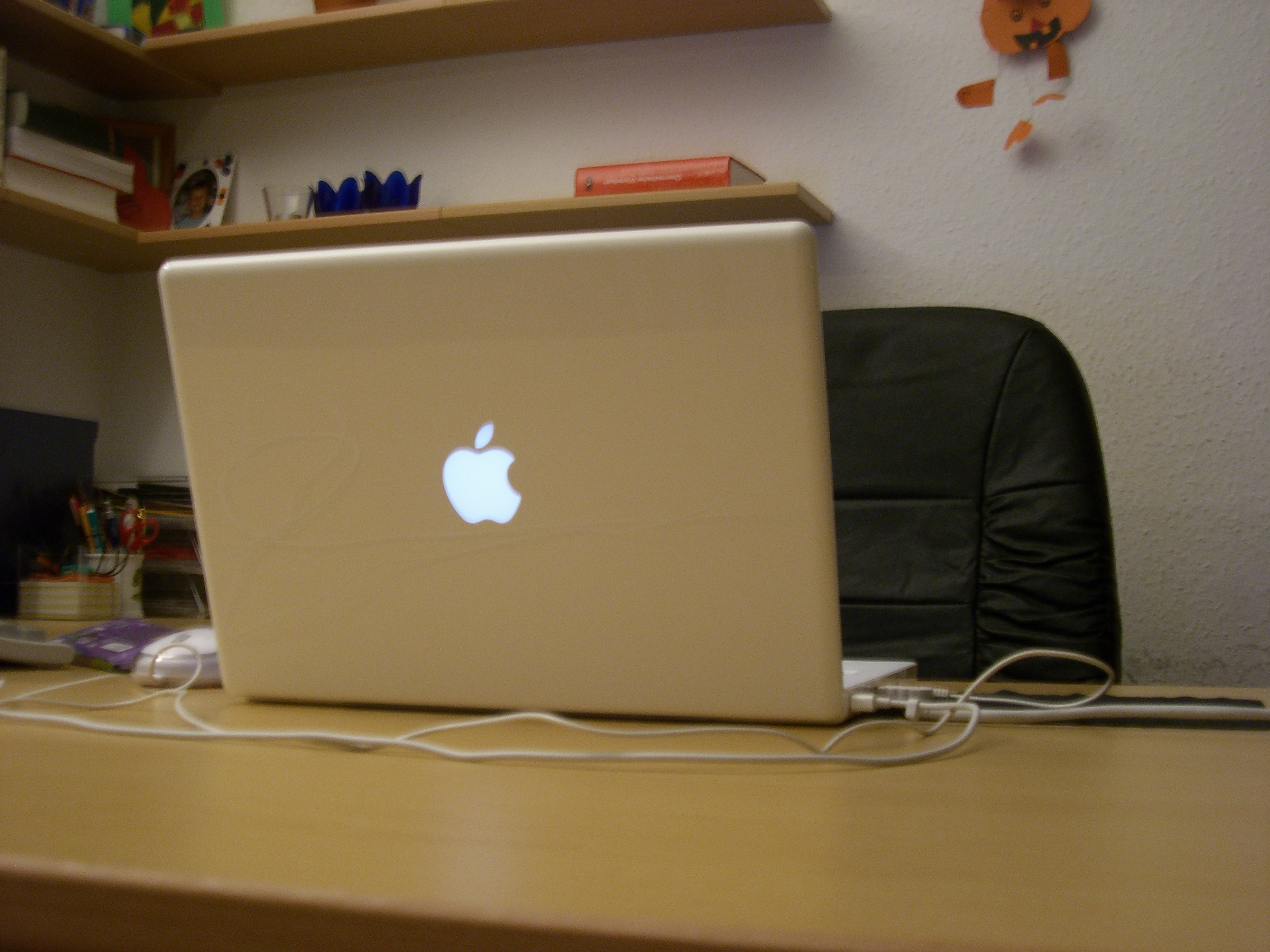 Ноутбук Apple Эстетика. Стол с документами эйпл ноутбук. MACBOOK line in.
