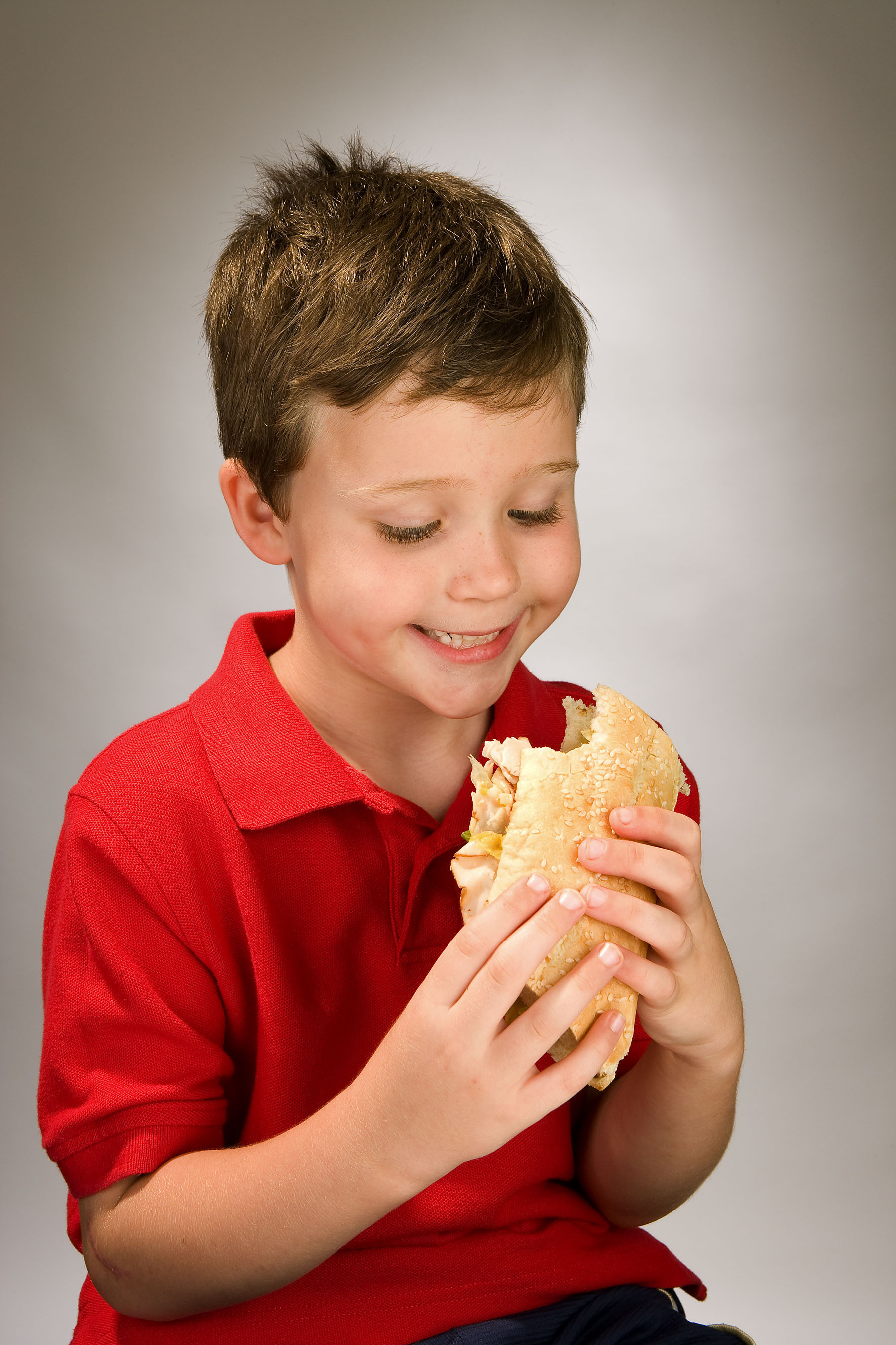 Люди едят детей. Мальчик ест бутерброд. Бутерброды для детей. Мальчик с бутербродом. Бутерброд школьника.