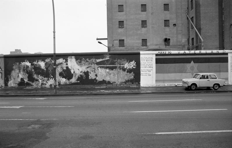 File:Bundesarchiv B 145 Bild-F086690-0021, Berlin, bemalte Reste der Berliner Mauer.jpg