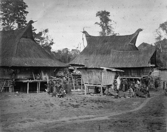 COLLECTIE TROPENMUSEUM Dorpsgezicht met Karo Batak vrouwen achter weeftoestellen Sibraija TMnr 60011132