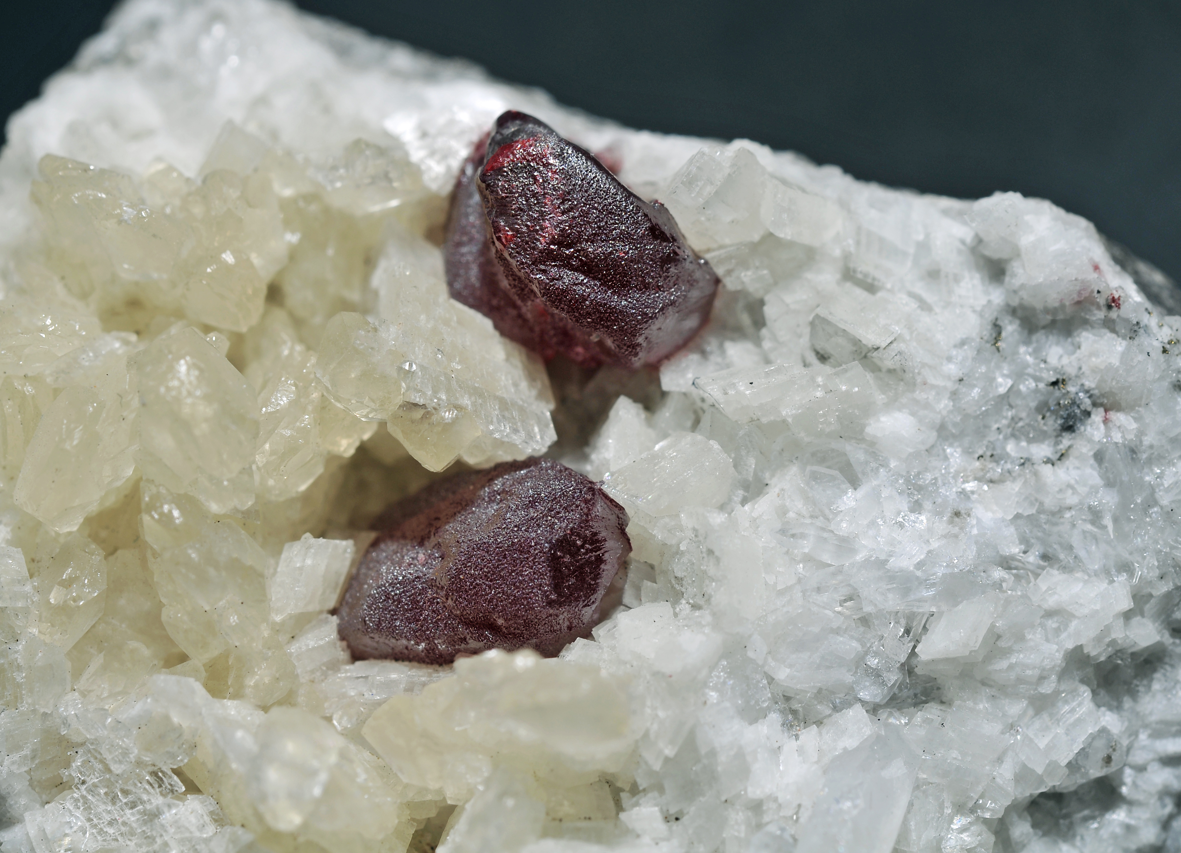 Кварцевая 3. Доломит минерал. Кварц в доломите. Dolomite with Cinnabar.