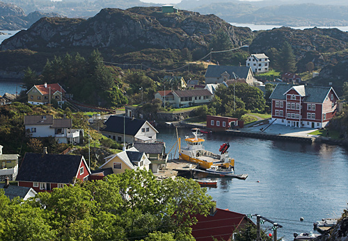 File:Espevaer Harbour.jpg