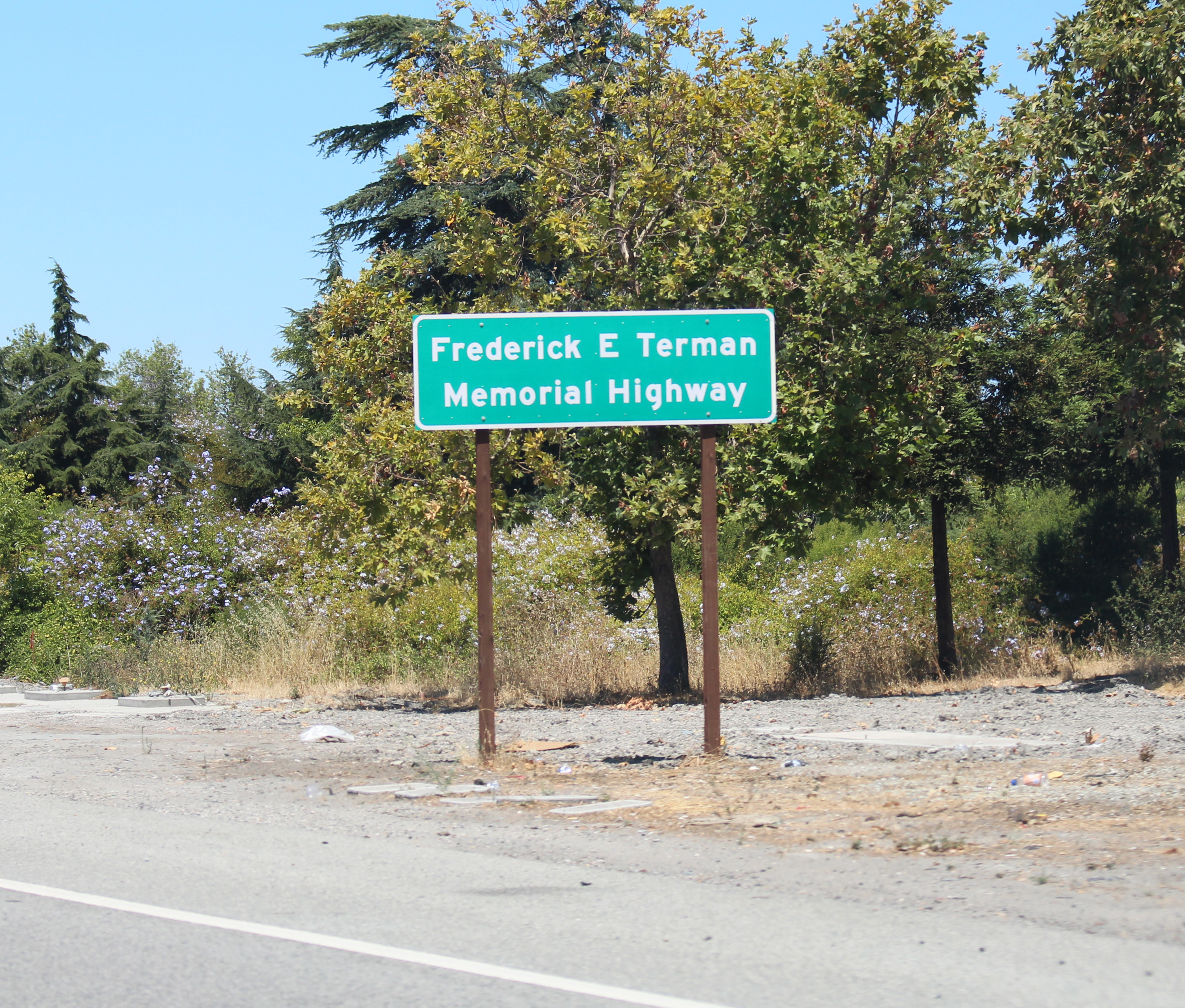 virtual Química Nombre provisional File:Frederick E. Terman Memorial Highway Sign.jpg - Wikimedia Commons
