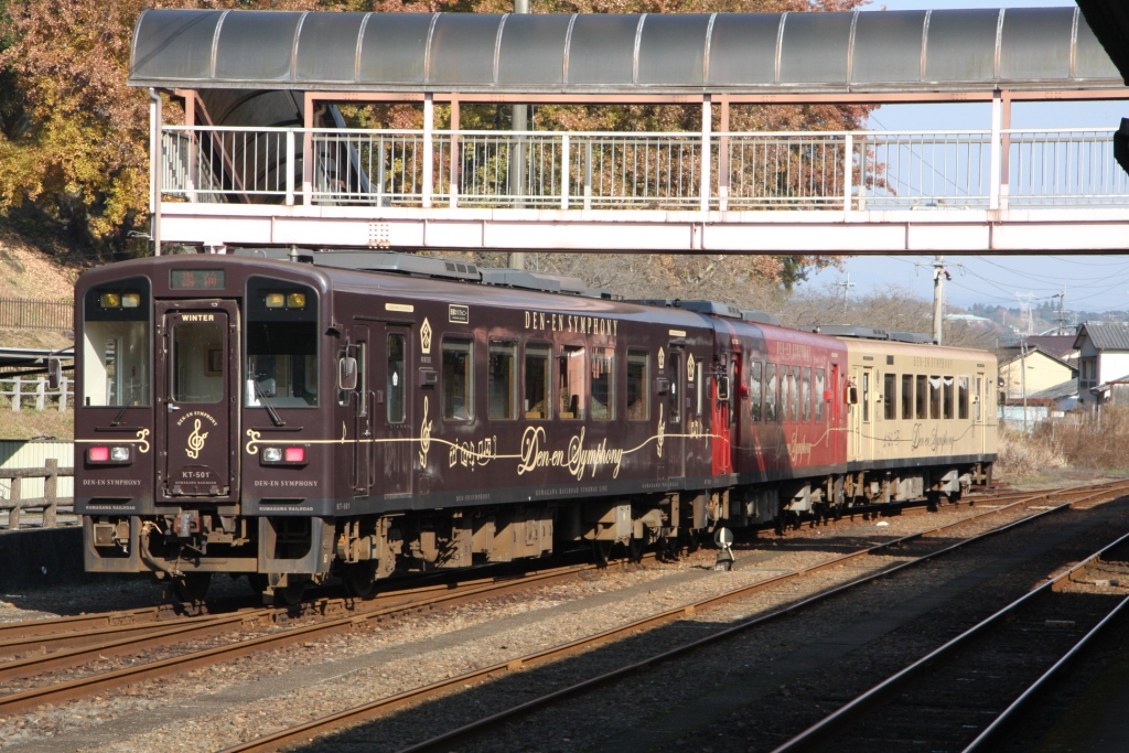 朝の混雑が激しく、通学需要を優先してロングシート化されたくま川鉄道の車両