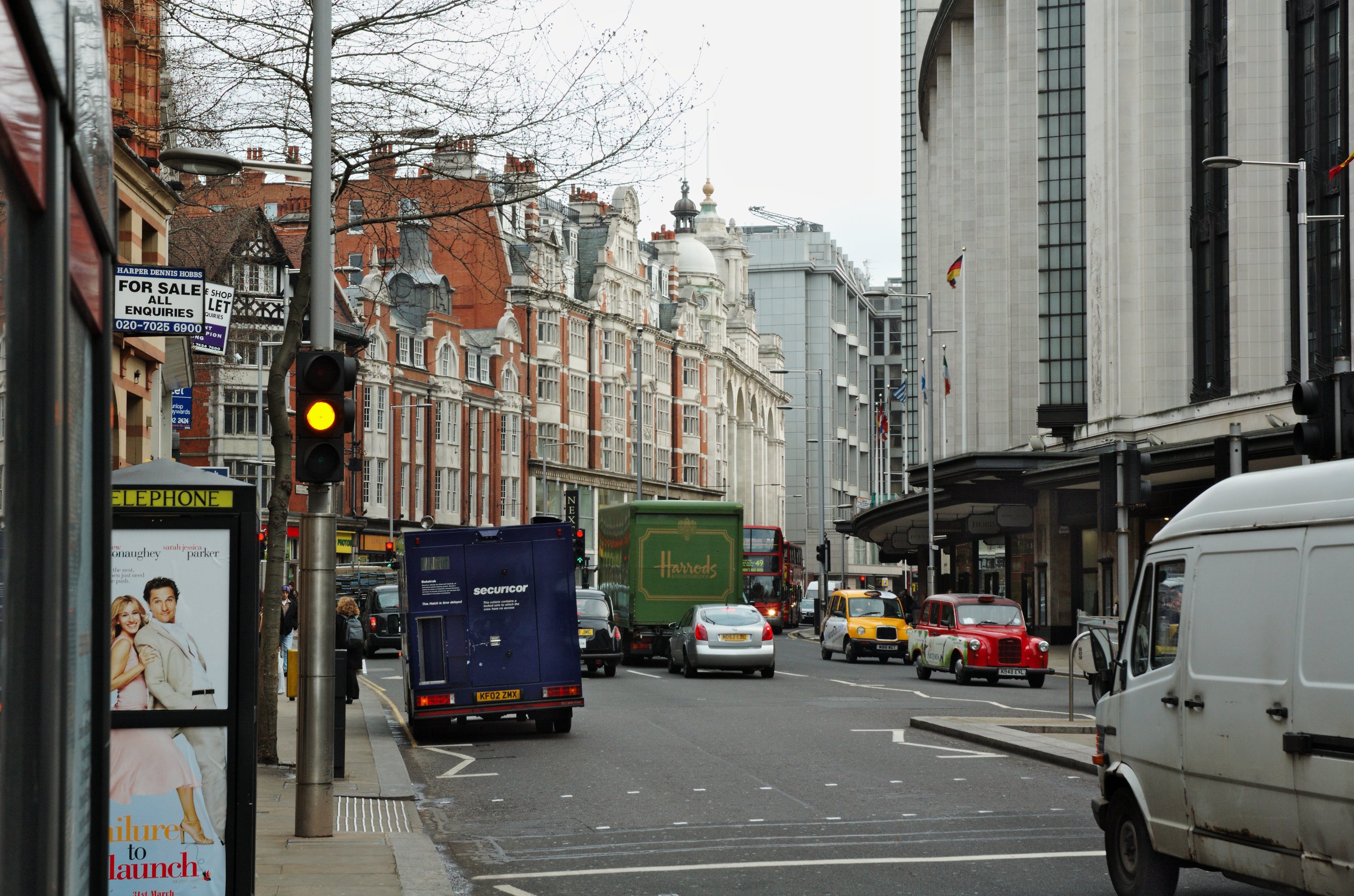 High street 5. Хай-стрит Кенсингтон. Kensington High Street. Кенсингтон район Лондона. High Street Kensington London.