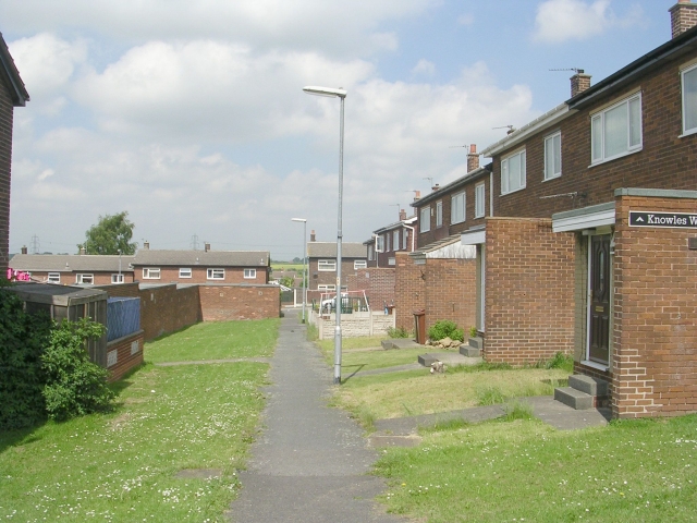 File:Knowles Walk - Hutton Drive - geograph.org.uk - 1326403.jpg