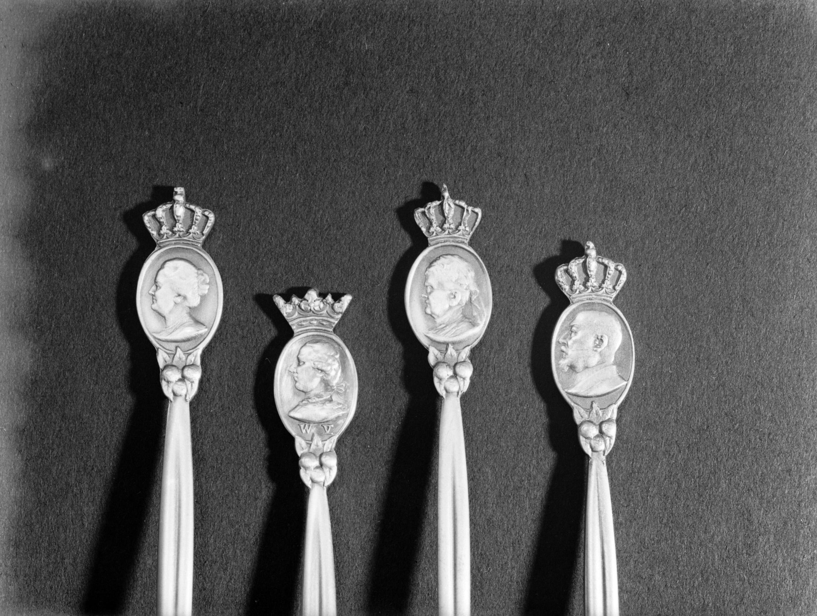 Lichaam Prominent semester File:Lepeltjes met koningin Wilhelmina, Willem V, koningin Emma en een  onbekende van , Bestanddeelnr 190-0554.jpg - Wikimedia Commons