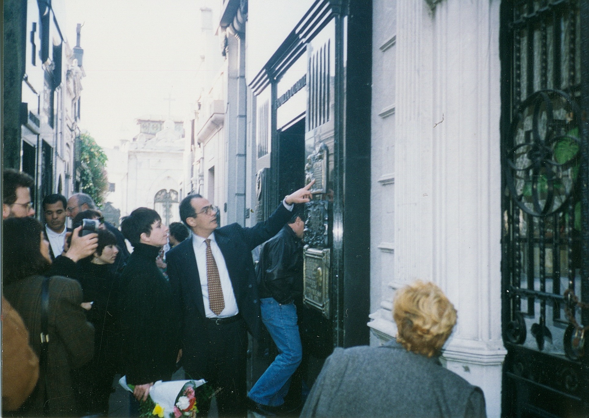 Liza Minnelli visitando o mausoléu de [[Eva Perón