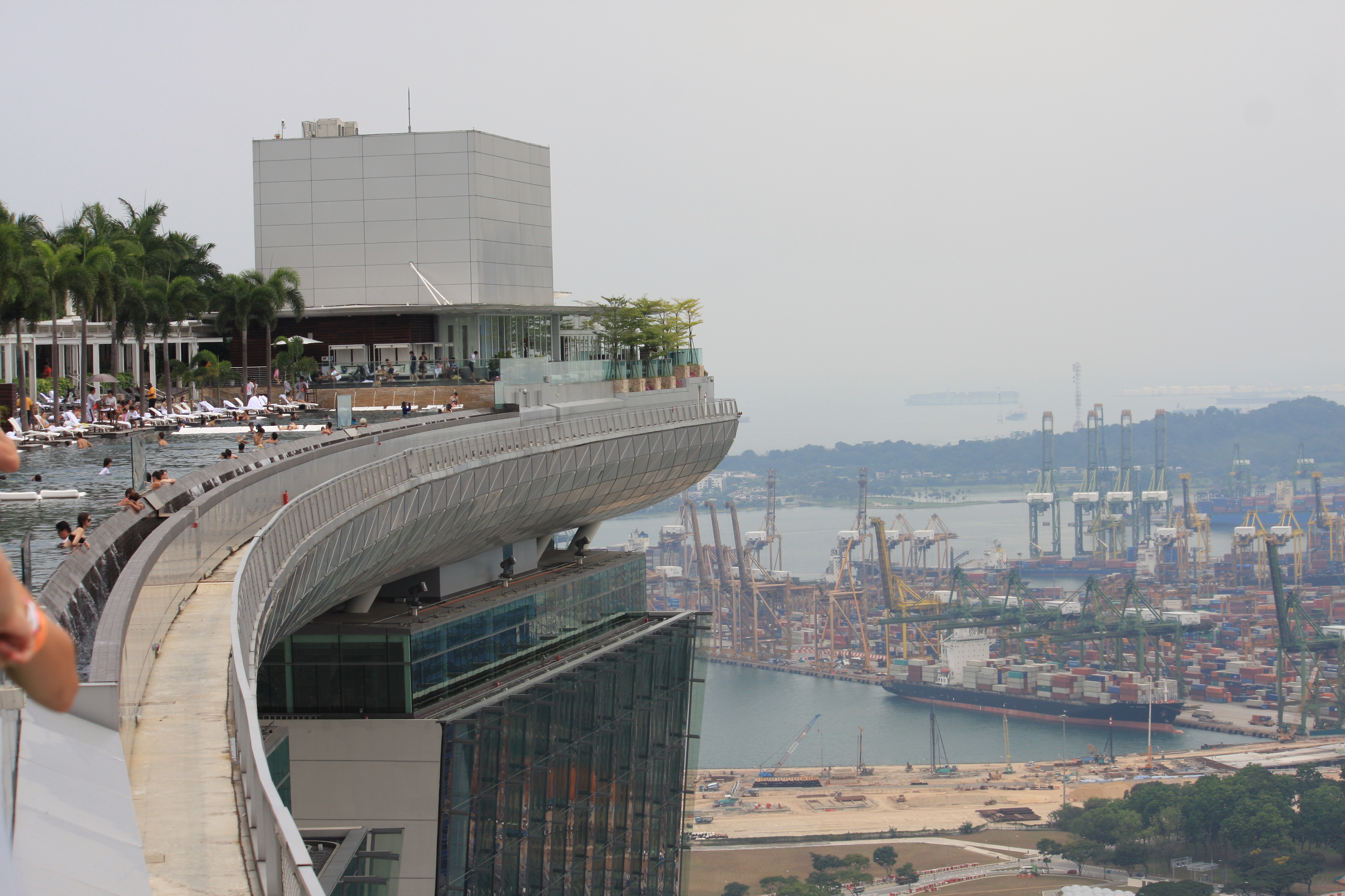 File:Marina Bay Sands Hotel, Singapore, view from the top. (8328604359).jpg - Wikimedia Commons