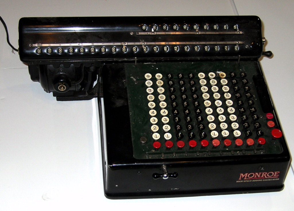 Счетные аппараты. Старый калькулятор. Первый калькулятор. Старинная счетная машинка. Первая счетная машина.