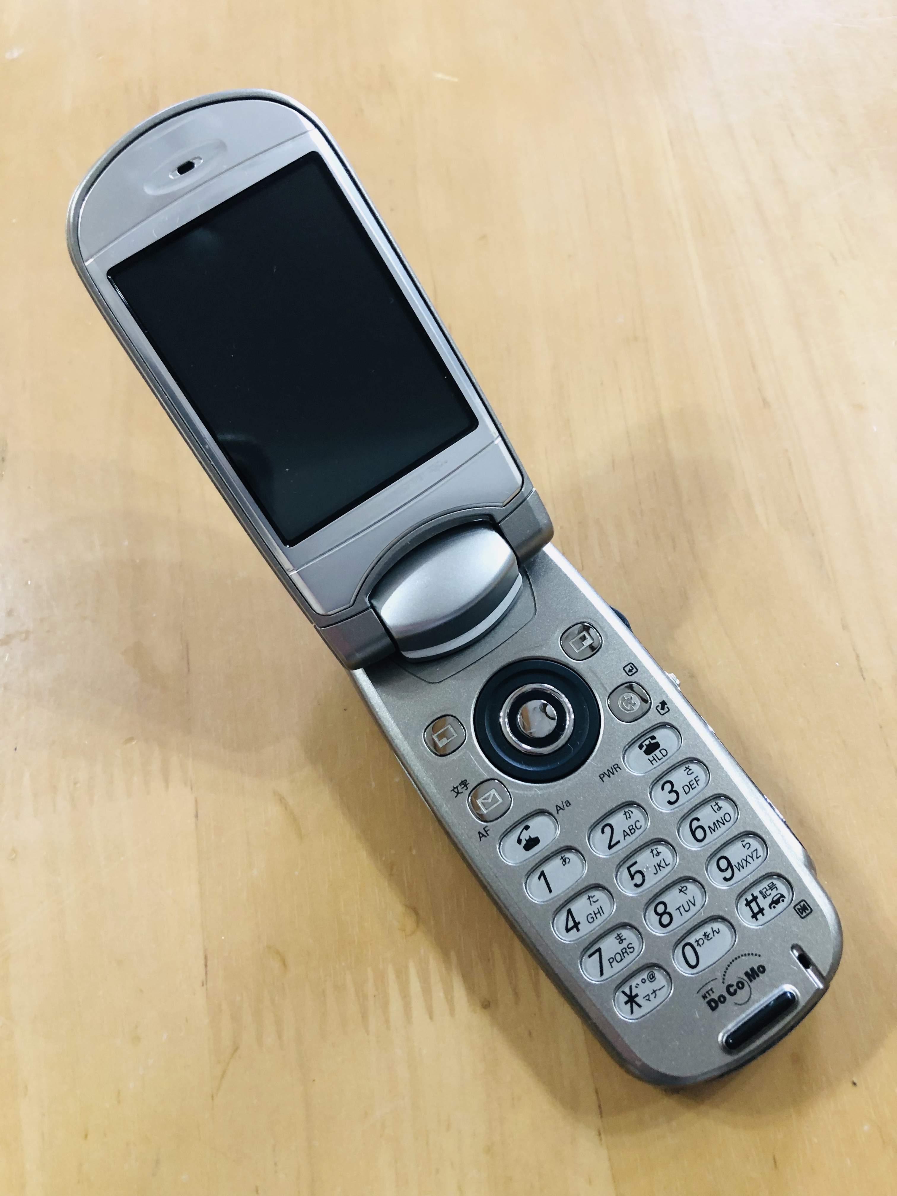 File:NTT Docomo mova P505iS 1.jpg - Wikimedia Commons