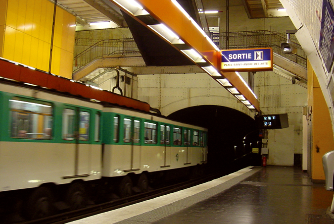 Paris-metro st.michel4