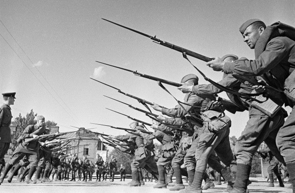 Обучение бойцов перед отправкой на фронт. Москва, август 1941