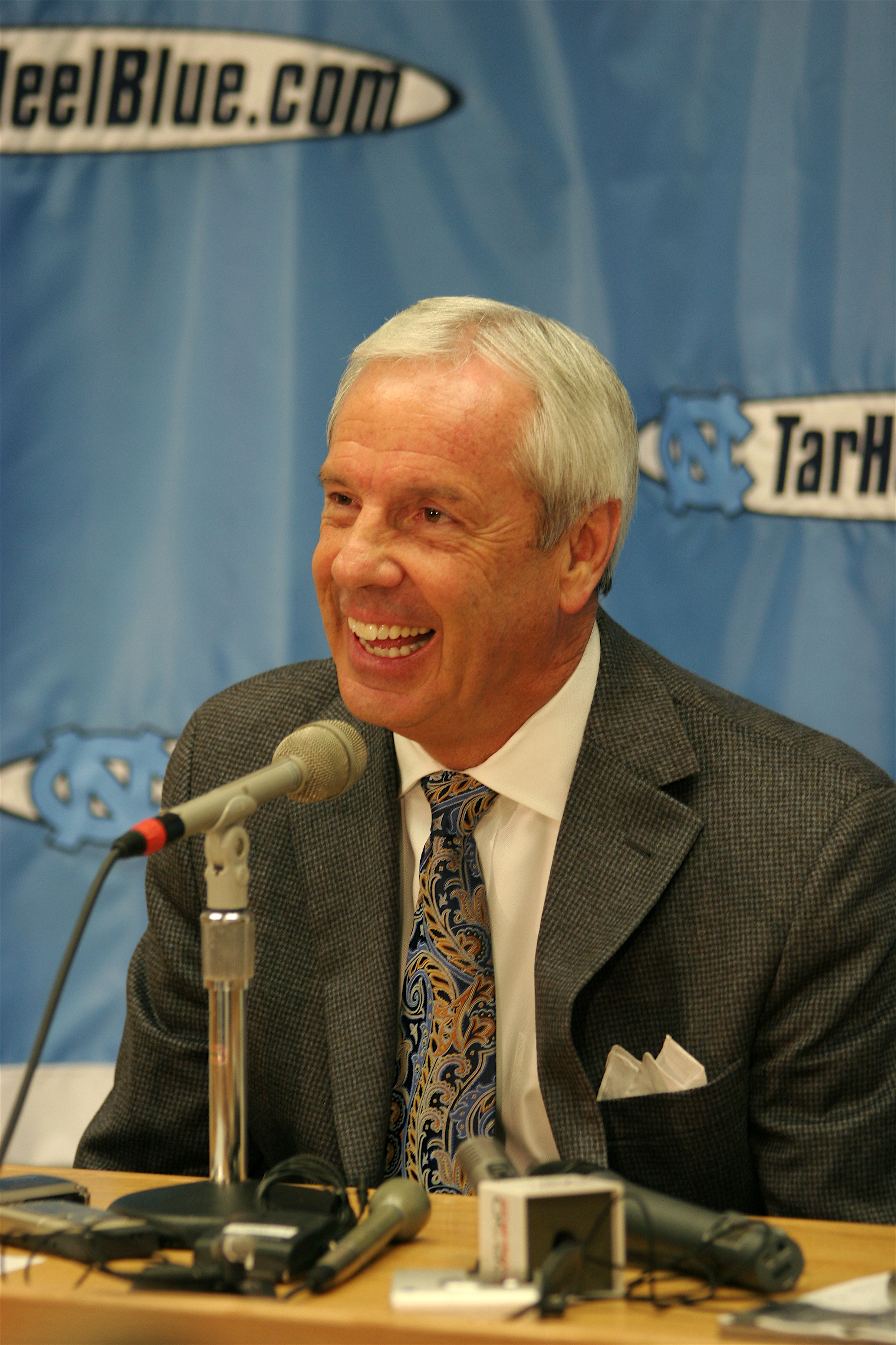 Arriba 58+ imagen north carolina coach roy williams