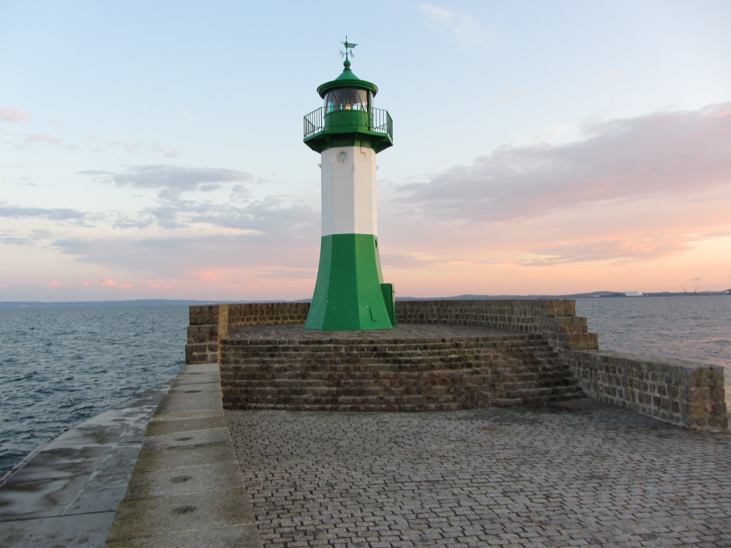 Der Molenfeuer Sassnitz im Bundesland Mecklenburg-Vorpommern in der Region Ostsee/Pommersche Bucht in der Übersicht aller Leuchttürme in Deutschland bei Natura Event.