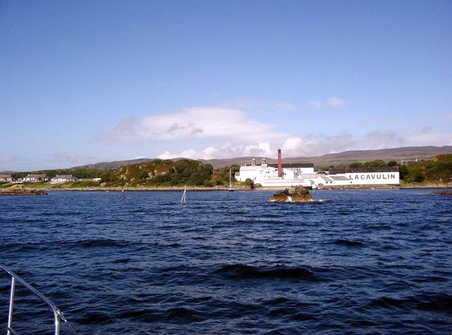 File:The approach to the anchorage at Lagavulin - geograph.org.uk - 1128173.jpg