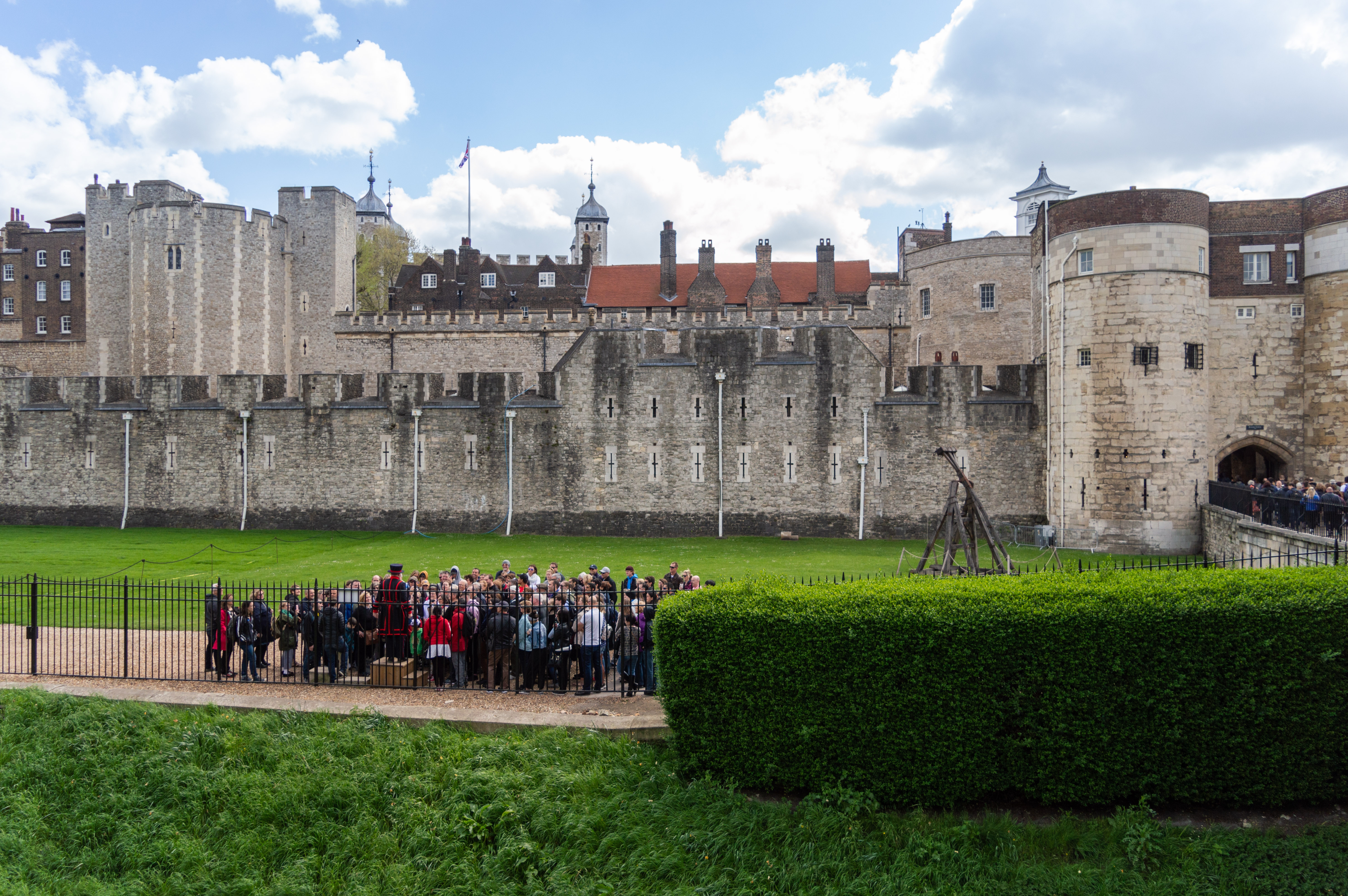 The tower of london ответы. London Tower Wall. The Tower of London с 1100, с 1200, с 1270 и с 1300. Tower of London who was built. Wall Tower.