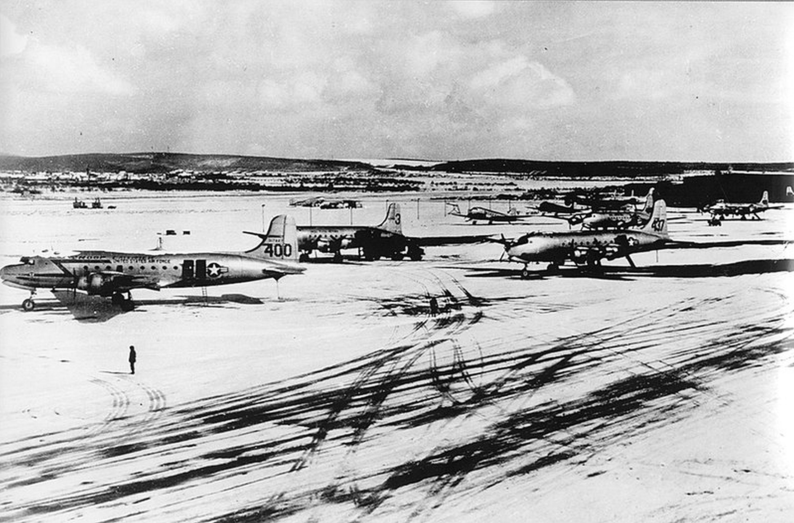 Wiesbaden_Air_Base_during_Berlin_Airlift_1949.jpg