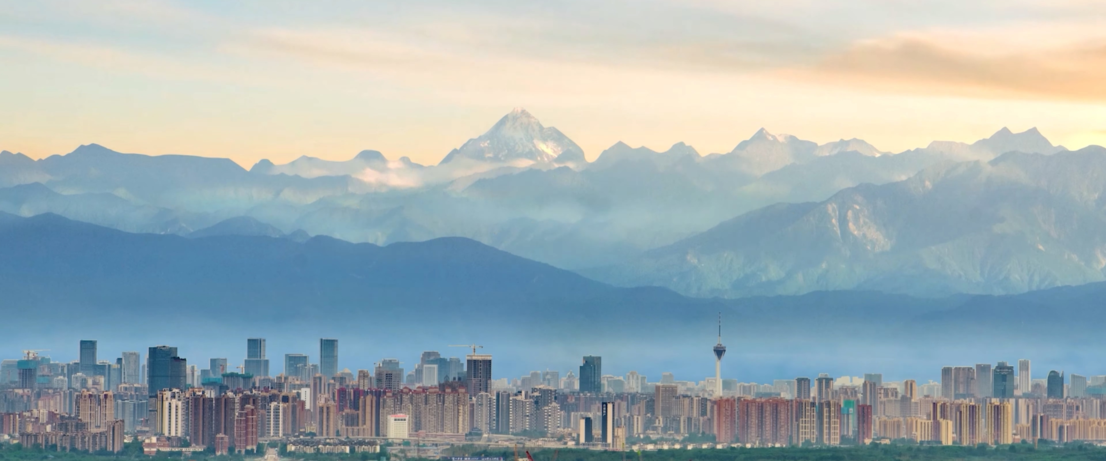 File:雪山下的成都市天际线Chengdu skyline with snow capped 