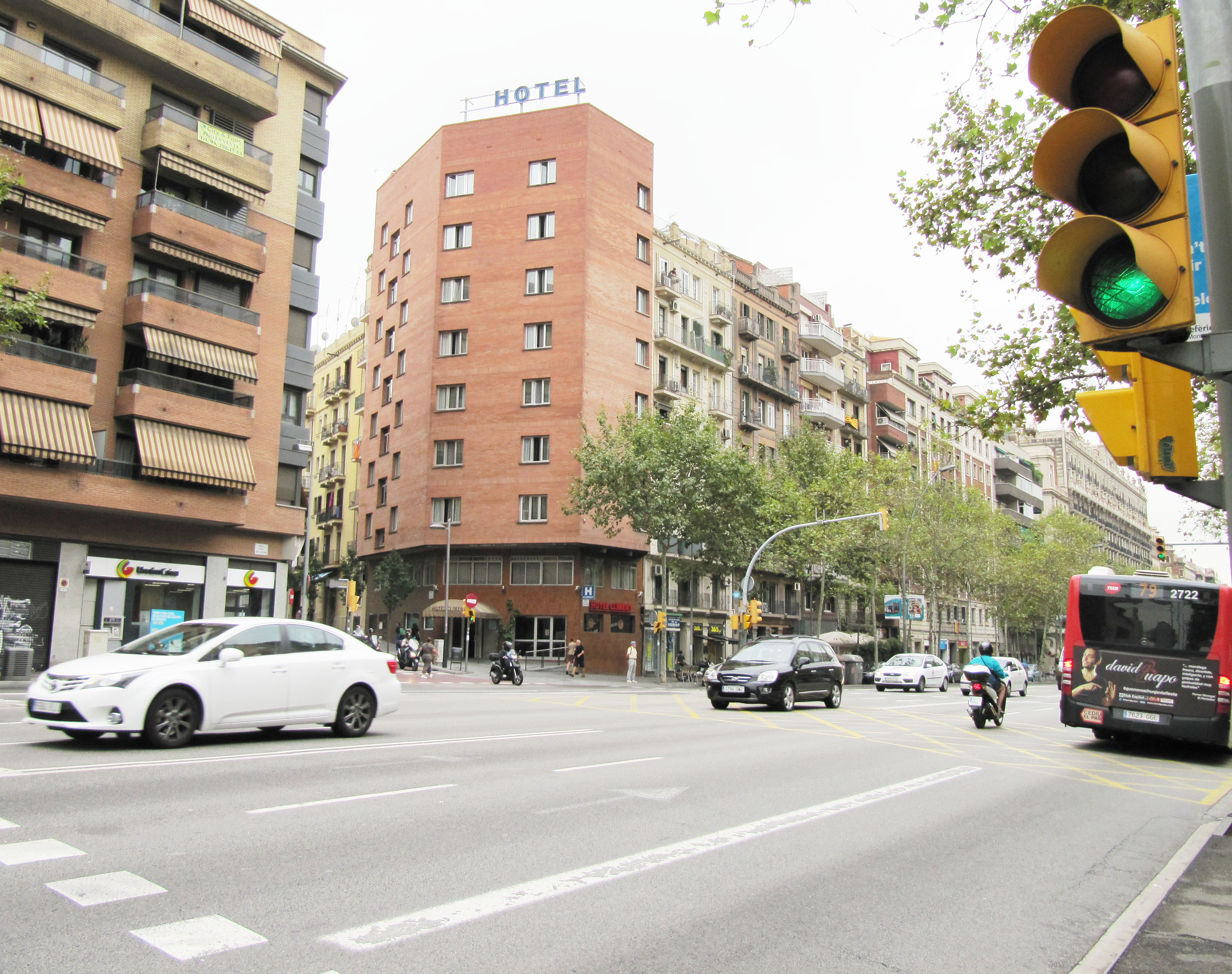 File Barselona Ispaniya Gorodskoj Perekryostok Panoramio Jpg Wikimedia Commons