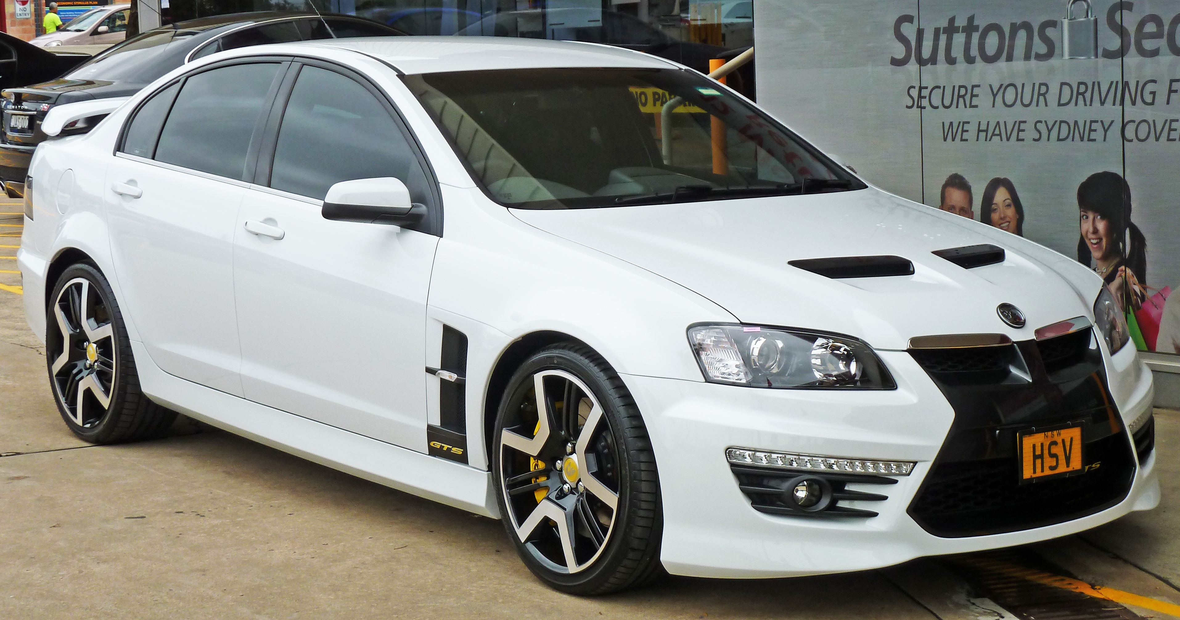 2010_HSV_GTS_(E_Series_3_MY11)_sedan_01.jpg