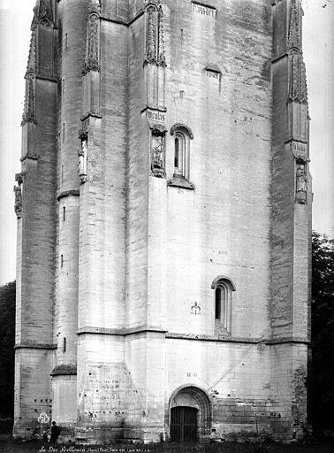 File:Abbaye (ancienne) - Base de la tour - Bec-Hellouin (Le) - Médiathèque de l'architecture et du patrimoine - APMH00006083.jpg