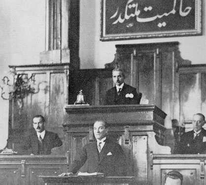 Atatürk 1927'de Nutuk'u okuyor