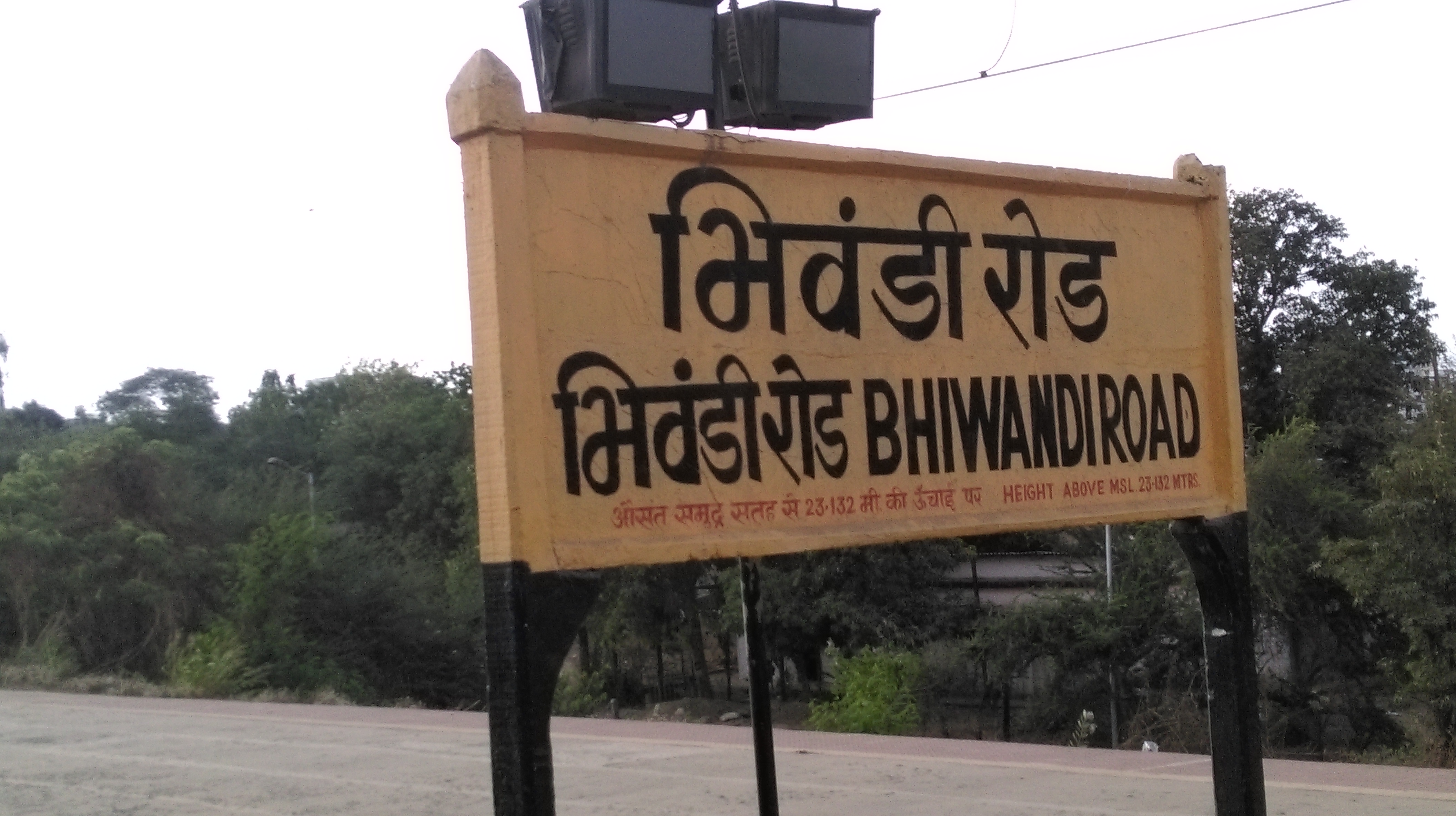 Bhiwandi Road railway station - Station board.jpg