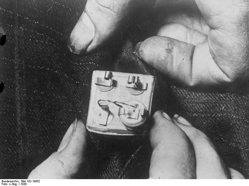 File:Bundesarchiv Bild 102-10852, USA, Sicherung gegen Taschendiebe.jpg