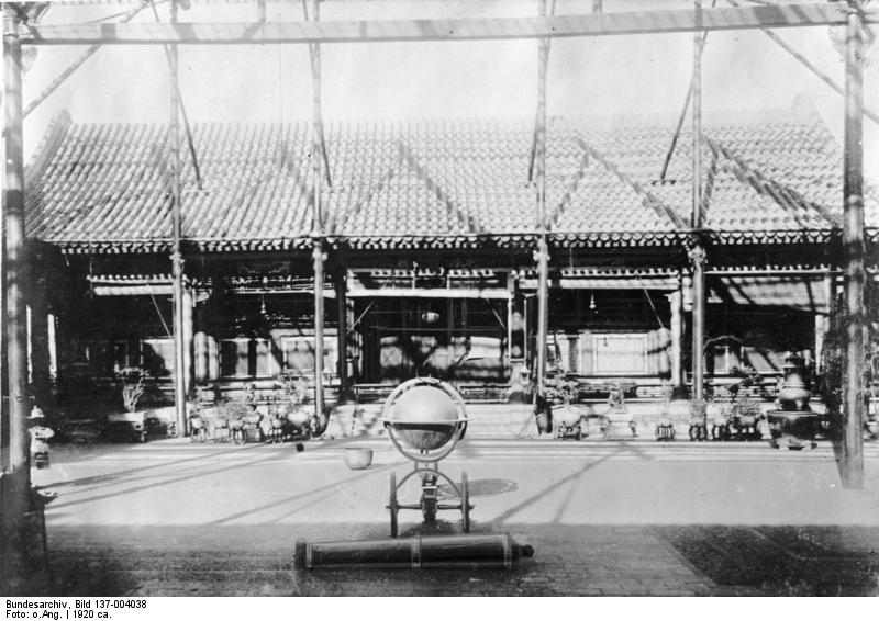 File:Bundesarchiv Bild 137-004038, China, Peking, Früheres Observatorium.jpg