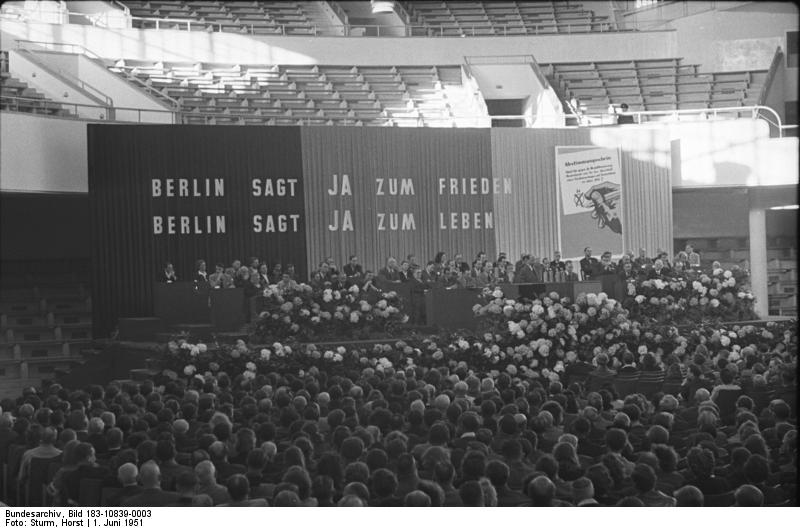 File:Bundesarchiv Bild 183-10839-0003, Berlin, Großkundgebung Werner-Seelenbinderhalle.jpg