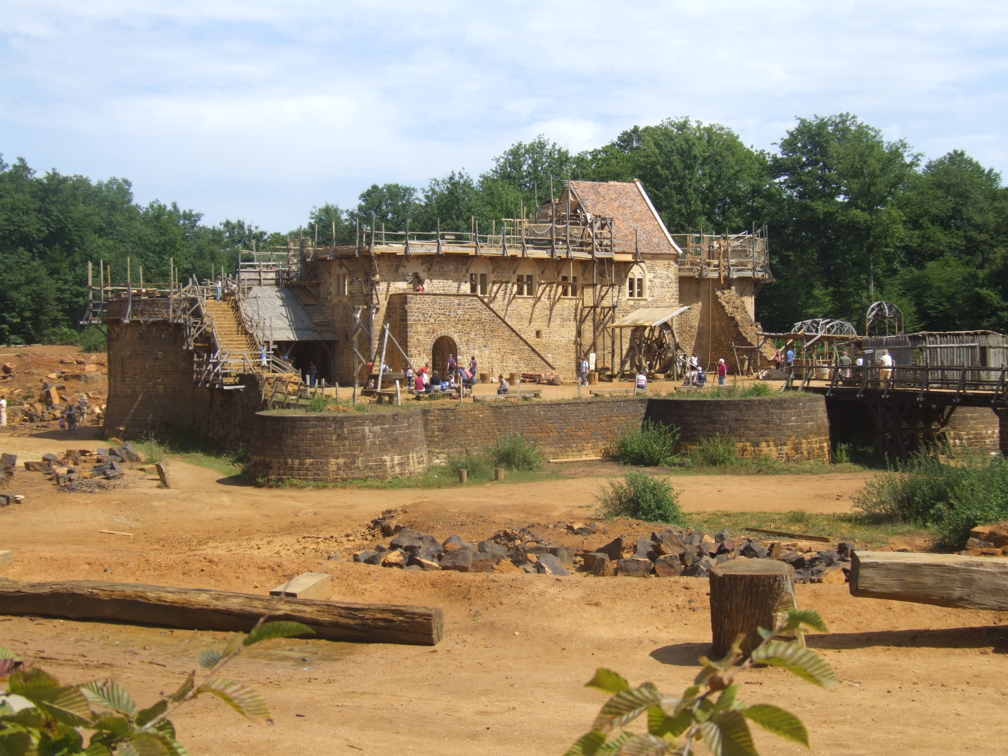 File:Château de Guédelon (juillet 2009).jpg - Wikimedia Commons