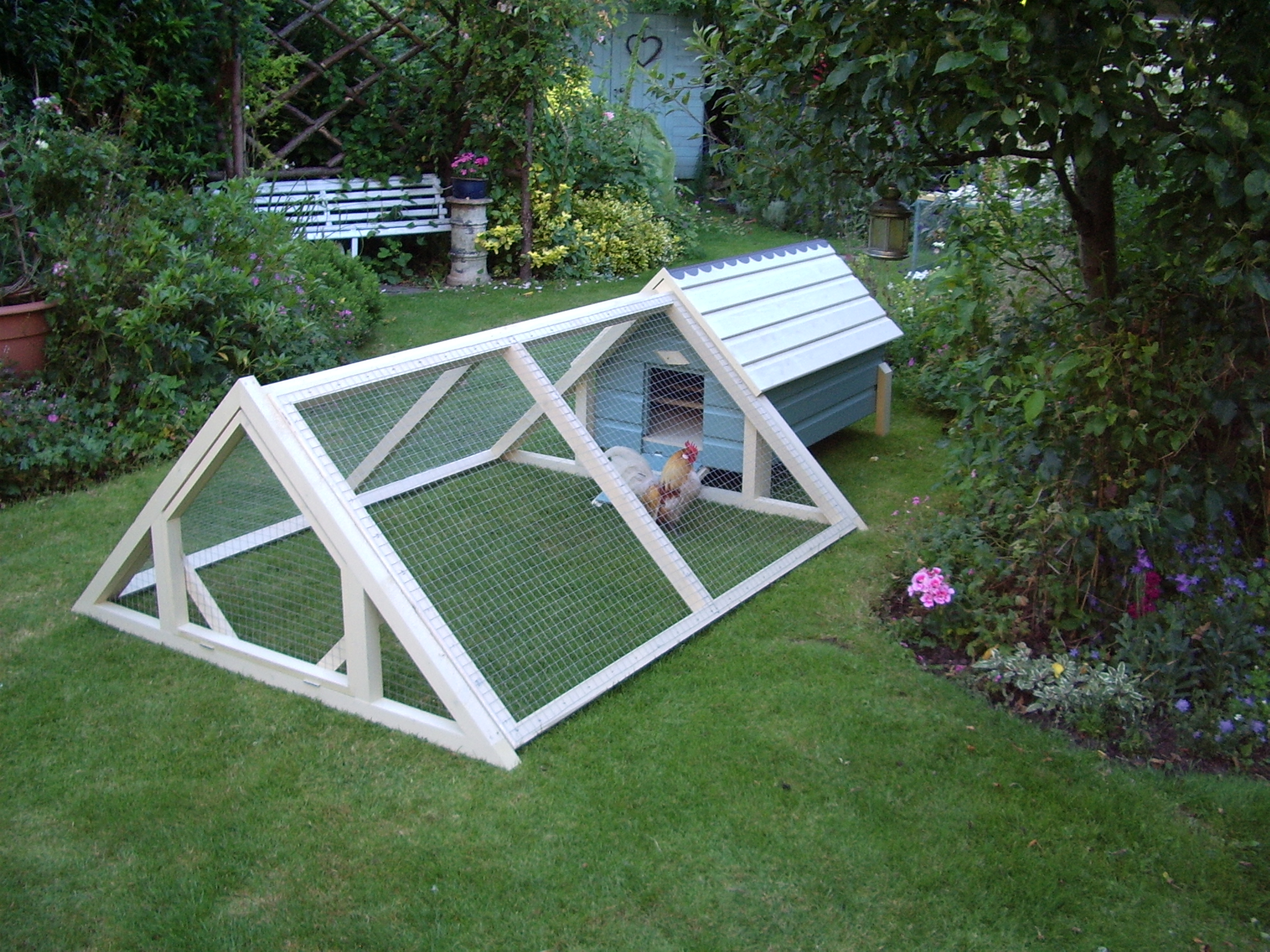 File:Chicken coop with run attached.JPG - Wikimedia Commons