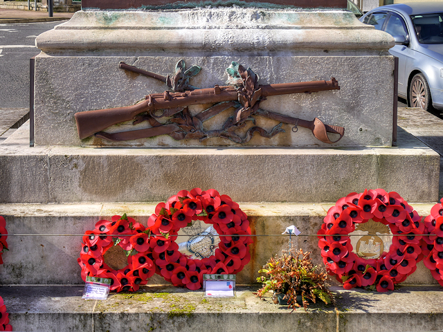 File:Crossed Rifles, Enniskillen War Memorial (geograph 5557988).jpg