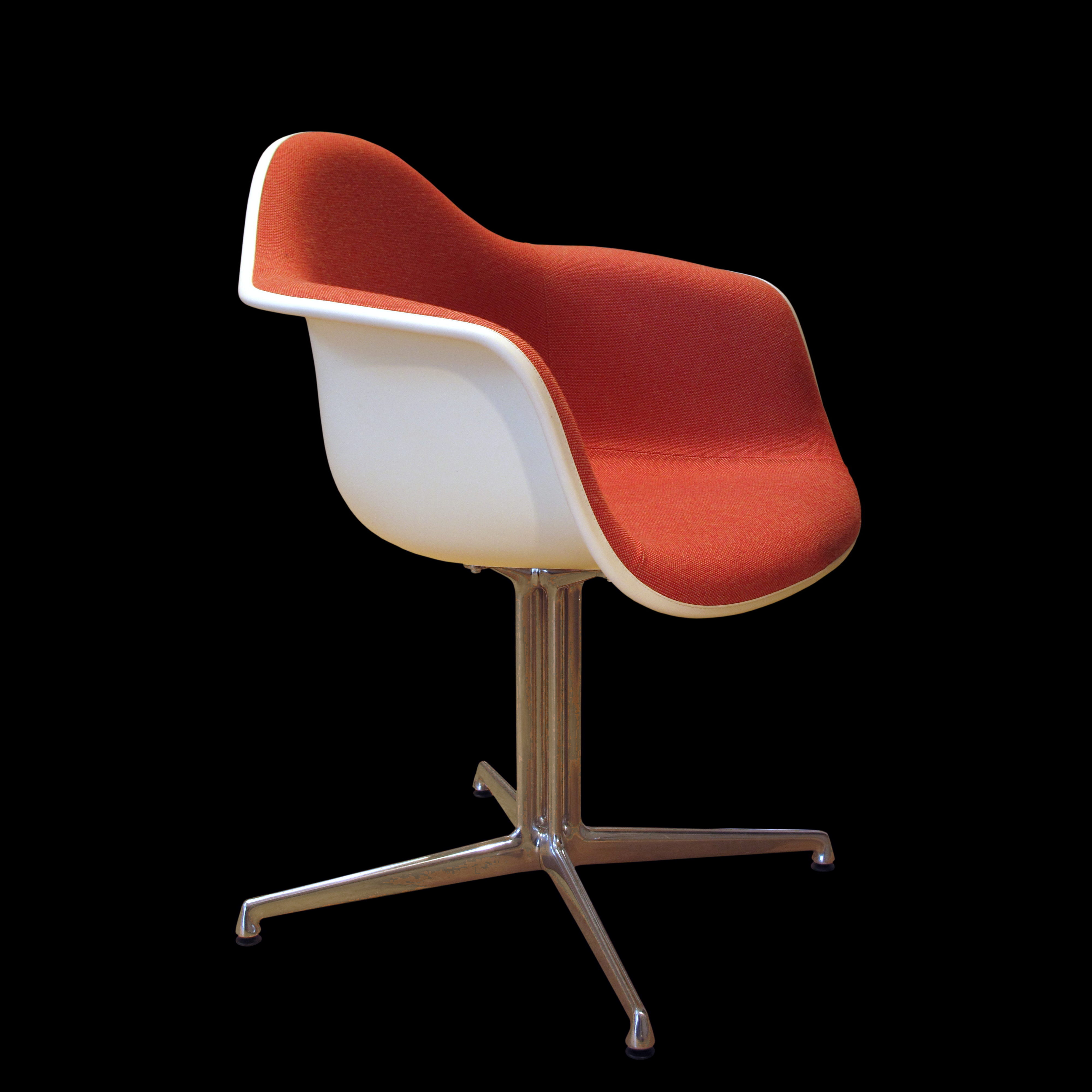 løber tør Strædet thong midt i intetsteds Eames Fiberglass Armchair - Wikipedia