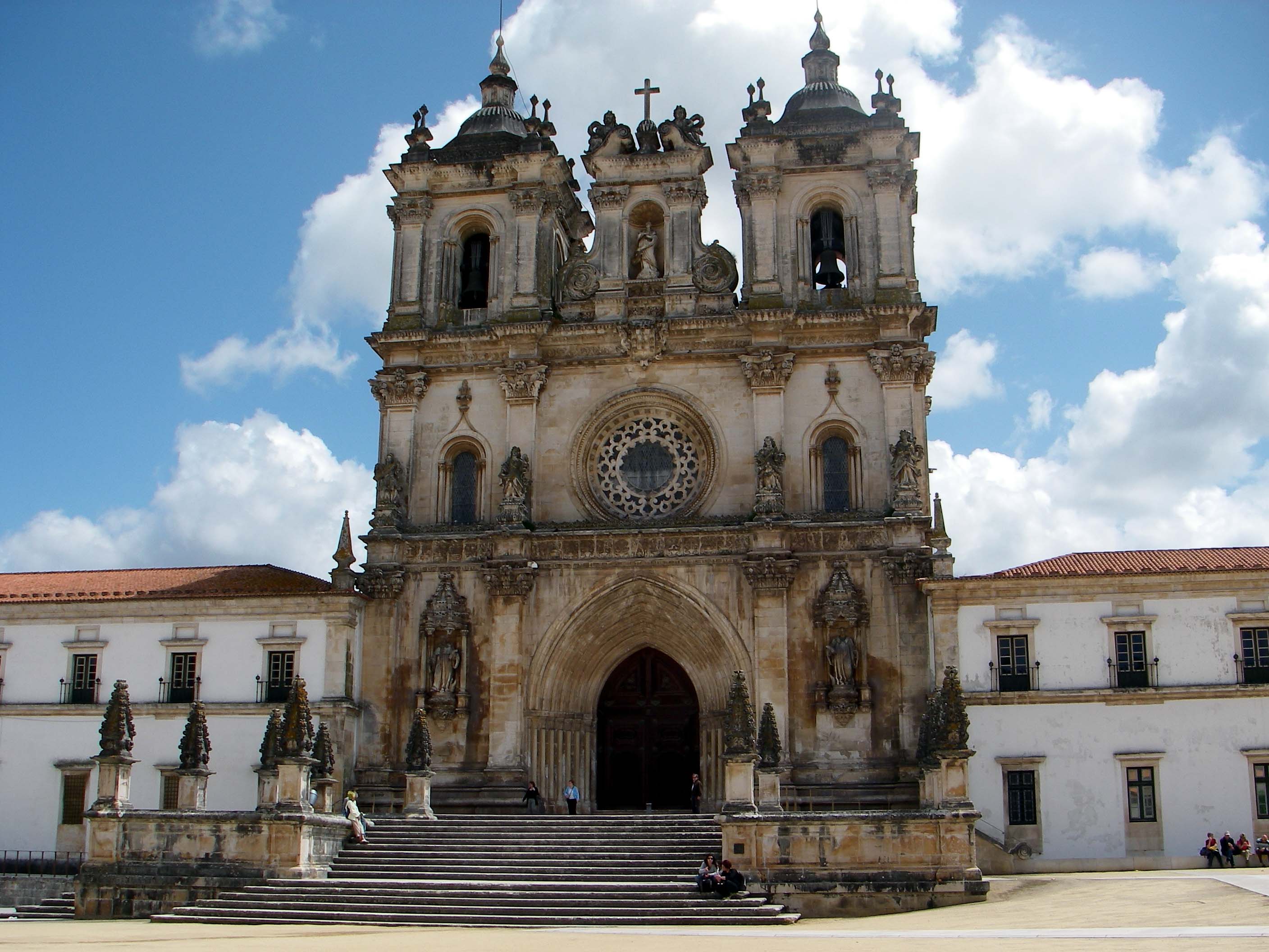 Крупнейший православный монастырь в европе. Монастырь Алкобаса Португалия. Кармелитский монастырь Лиссабон. Средневековые монастыри Европы.