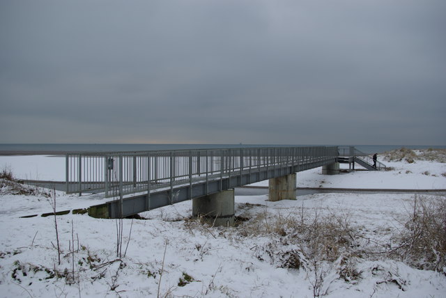 File:Footbridge over the Stevenston Burn - geograph.org.uk - 1170572.jpg