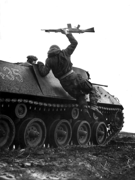 German_soldier_jumping_from_Schuetzenpanzer_Lang_1960.jpg