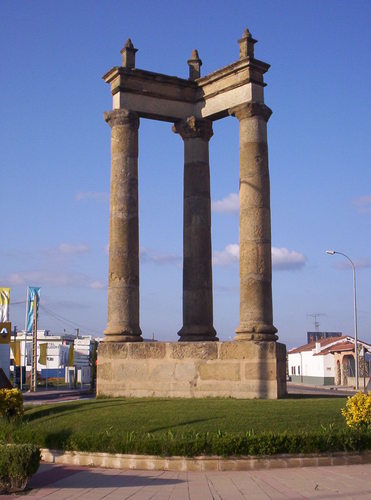 File:III Columnas, Simbole et Embleme de la ville.jpg