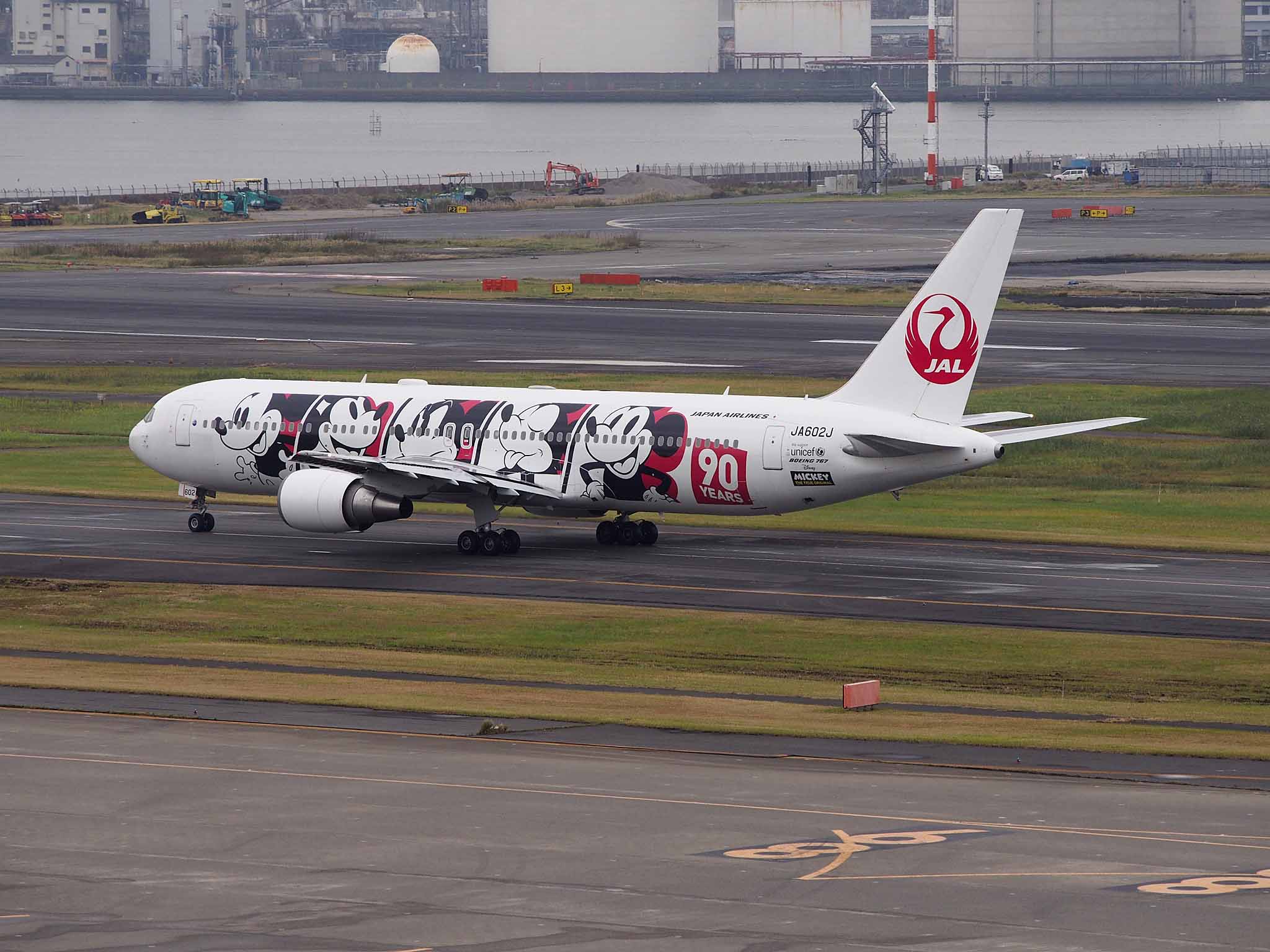 Japan_Airlines_JA602J_Boeing_767-346ER_Dream_Express_90_%28portside-tail%29.jpg