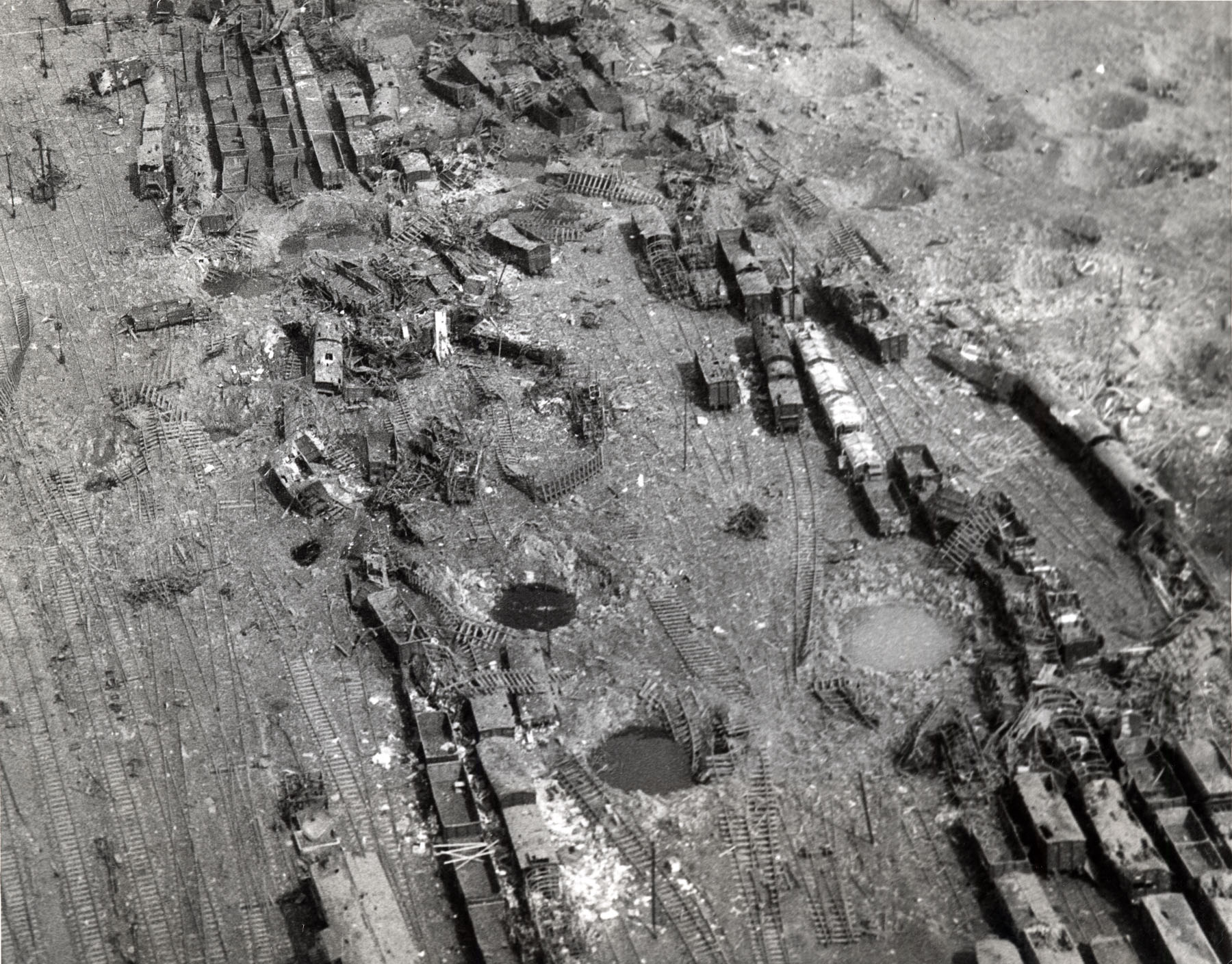 https://upload.wikimedia.org/wikipedia/commons/7/7f/Limburg_railyard_bombed_23_Dec_1944.jpg