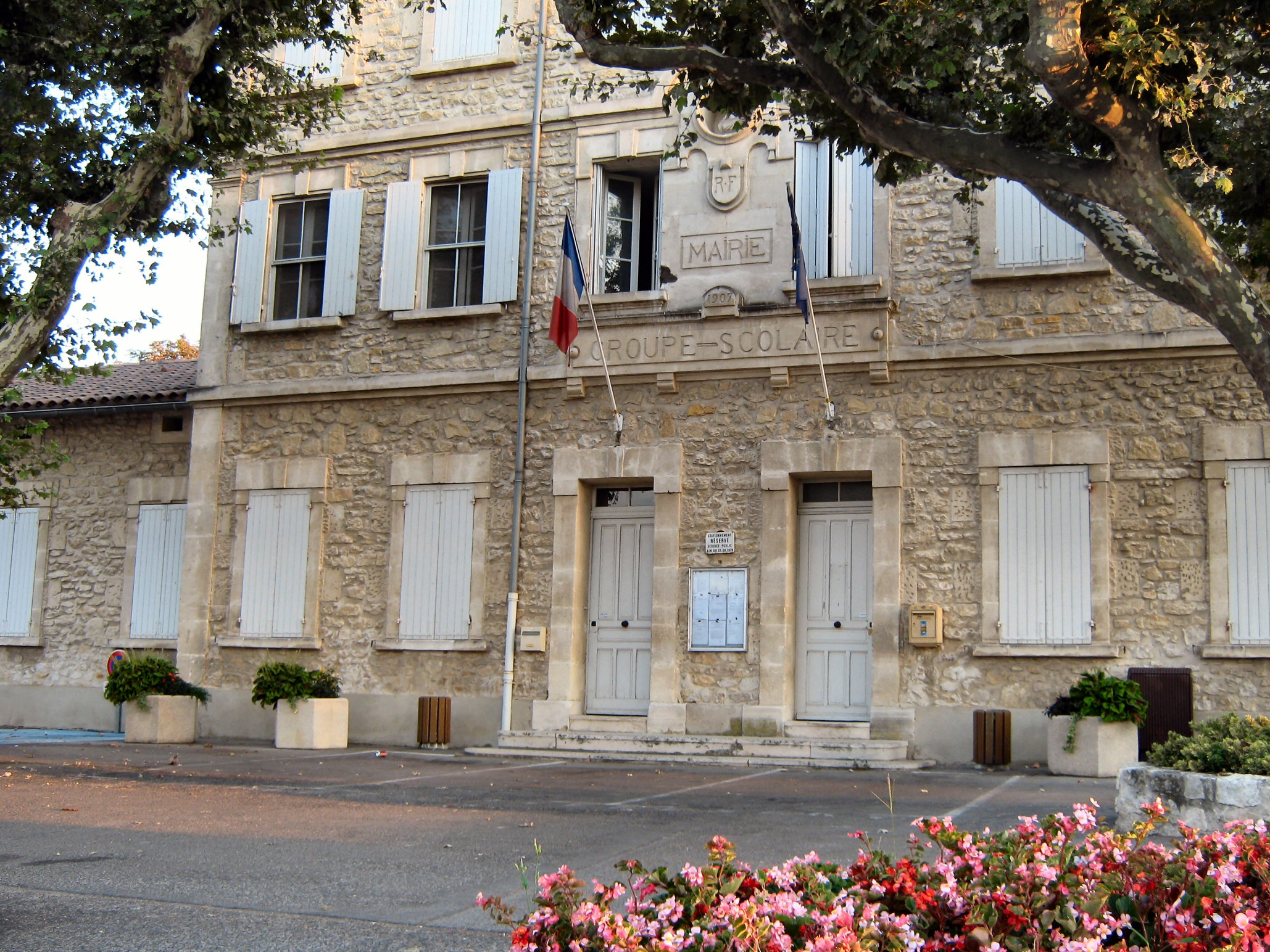 File:Mairie St-Etienne-du-Grès.jpg - Wikimedia Commons