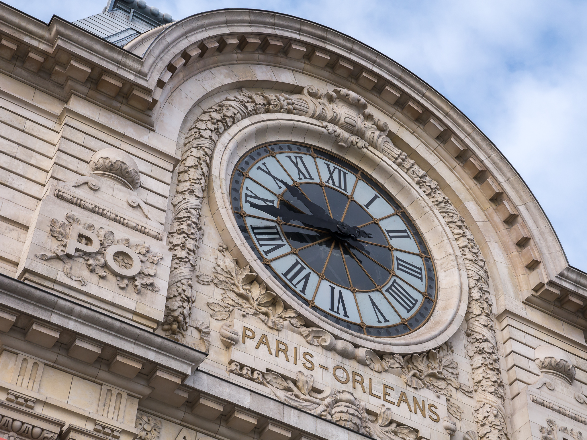 Uno de los dos enormes relojes que adornan la fachada.