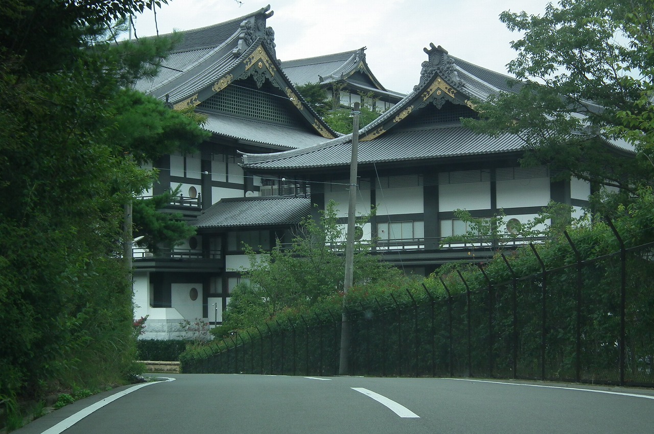 File Nenbutsu Shu Sanpo Zan Muryouju Ji 1 念佛宗三寶山無量壽寺総本山 佛教之王堂 兵庫県加東市上三草1136番地 Jpg Wikimedia Commons