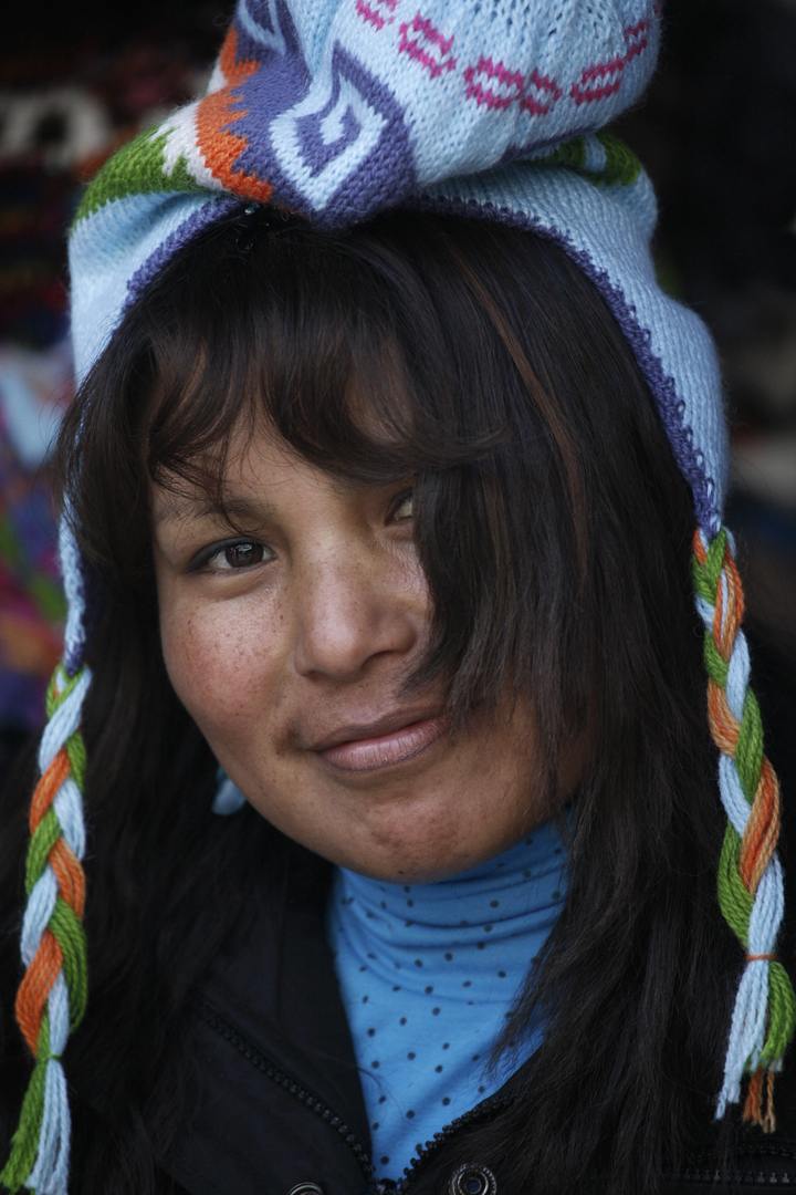 File Peruvian Woman In Hat Smiling Wikipedia