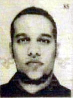 Photographie en noir et blanc représentant un homme arabe ayant entre vingt et trente ans, yeux marrons, cheveux courts, barbe courte