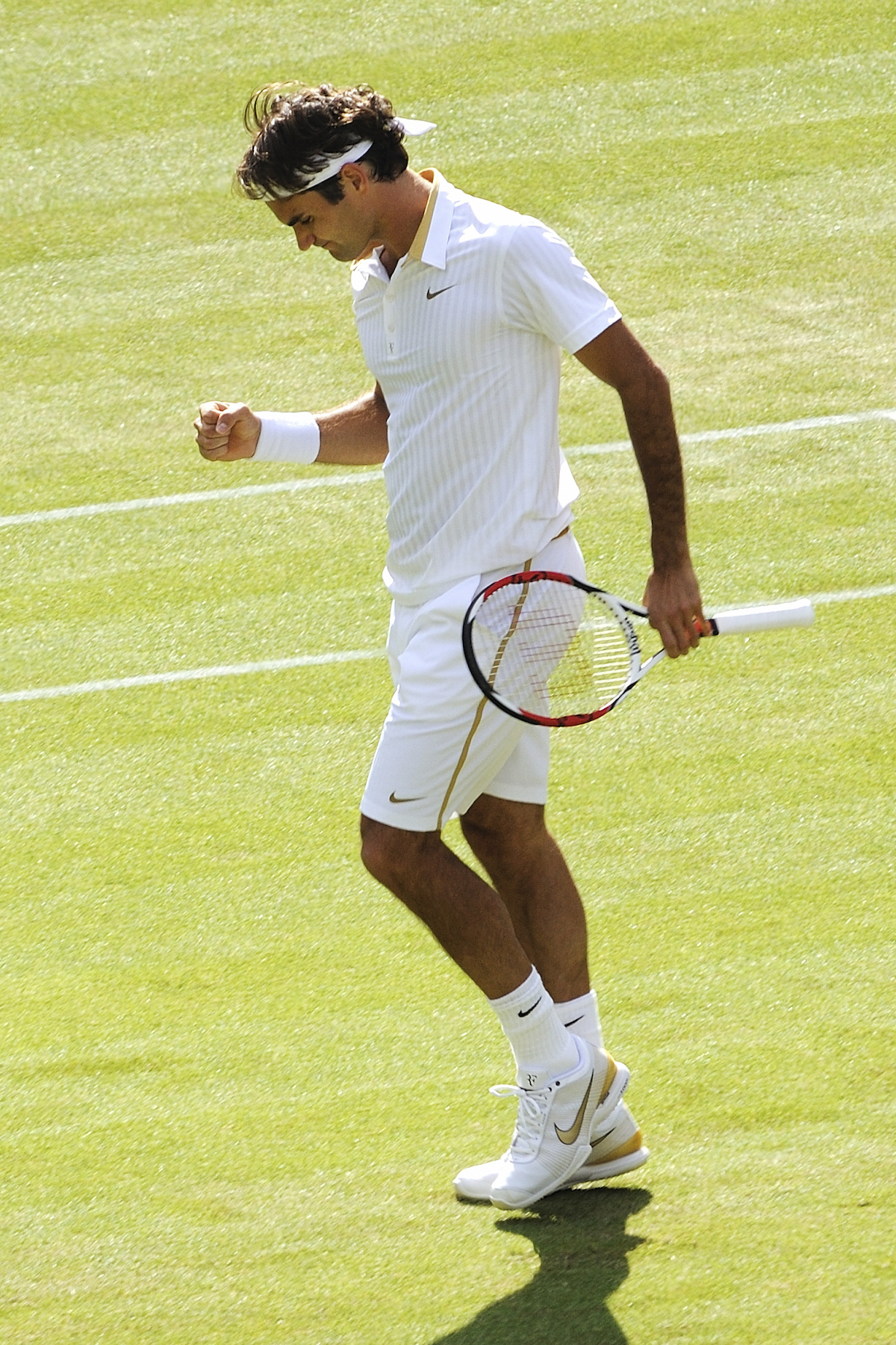 The world's number one tennis player Roger Federer returns the ball back  from Germany's Tommy Haas during the semi finals of the Men's Dubai Tennis  Championships on March 2, 2007. Federer won