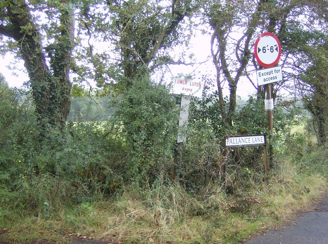 File:Signs on Pallance Lane - geograph.org.uk - 571678.jpg